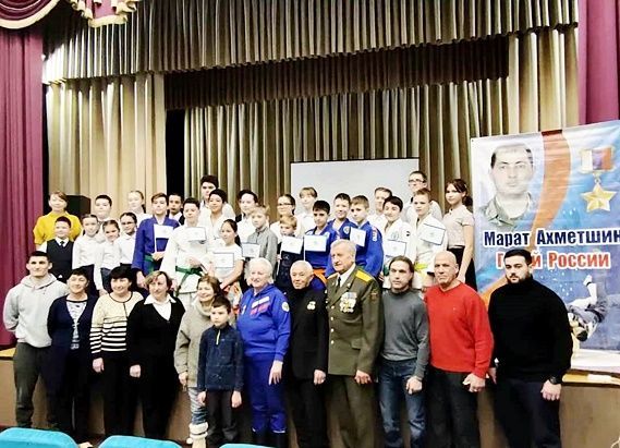 С атабаевскими школьниками встретились казанские дзюдоисты и гости, чьи имена известны далеко за пределами России