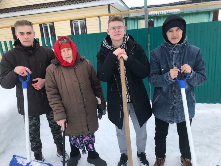 Школьники Лаишевского района помогают односельчанам