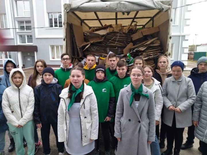 Юные экологи Лаишевской  школы №2 отправили в пункт приема более 1500 кг макулатуры