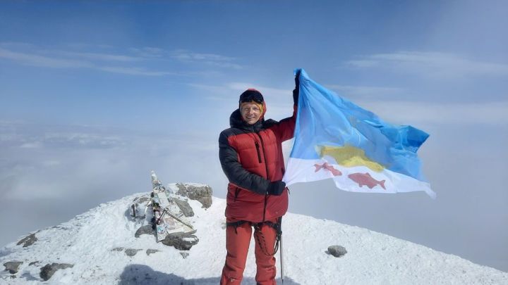 Наш земляк на Эльбрусе водрузил флаг Лаишевского района