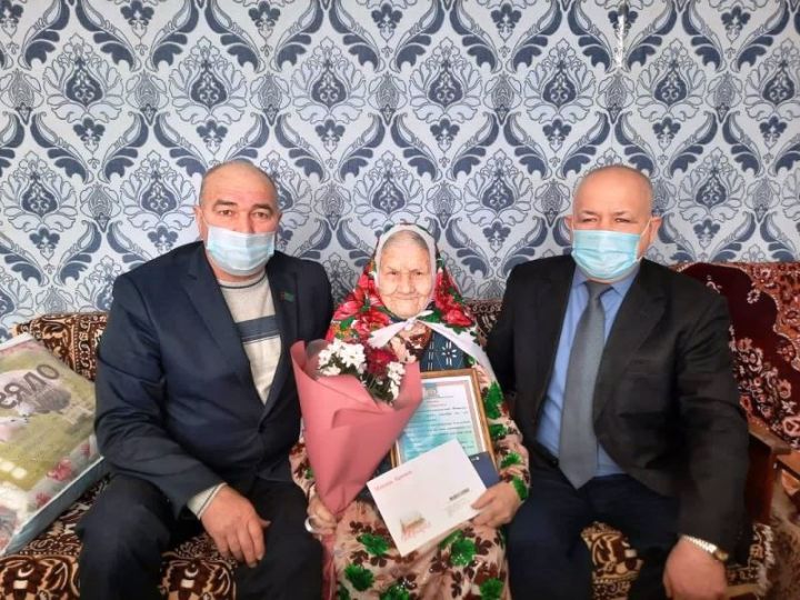 В Именьково поздравляли с 90-летием Хафизову Хадичу Хафизовну