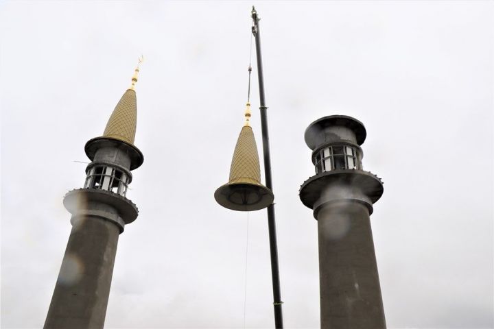 Белую красавицу «Ак мечеть» увенчали тремя золотыми полумесяцами