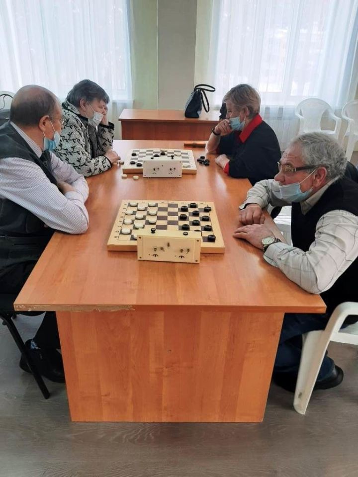 Команда лаишевских пенсионеров сегодня участвует в зональном турнире по шашкам и шахматам
