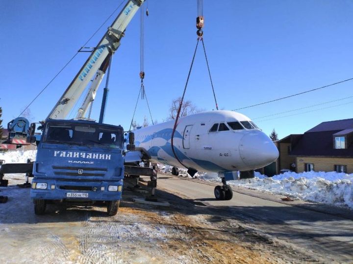 Не каждый день в Лаишево самолеты привозят или Как доставляли ЯК-42Д в Лаишевский техникум