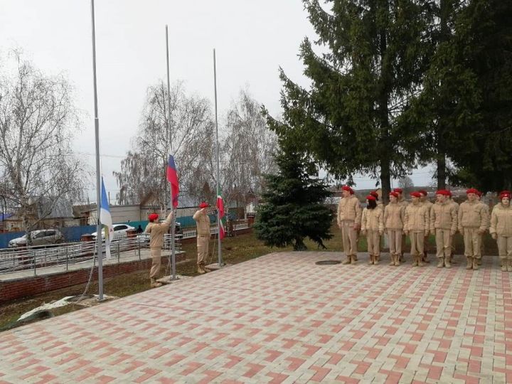 В Лаишевской средней школе №2 состоялась церемония подъема флагов России и Татарстана