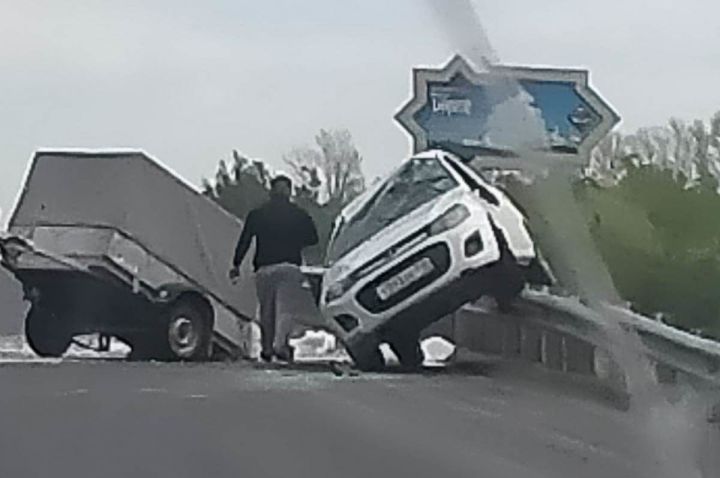 На выезде из Казани в сторону Больших Кабан в аварию попал водитель Лады с прицепом