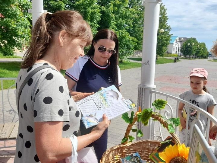 Летний читальный зал библиотеки привлекает жителей Лаишева разнообразием предложенной литературы