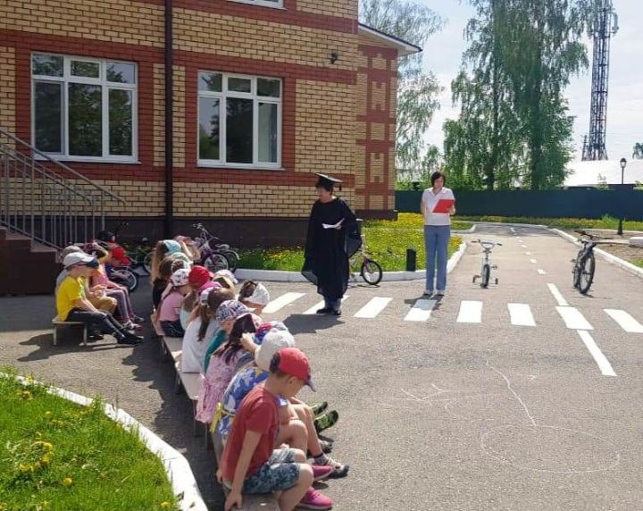 В «День велосипедиста» в детсад «Сказка» пришел профессор Пешеходкин