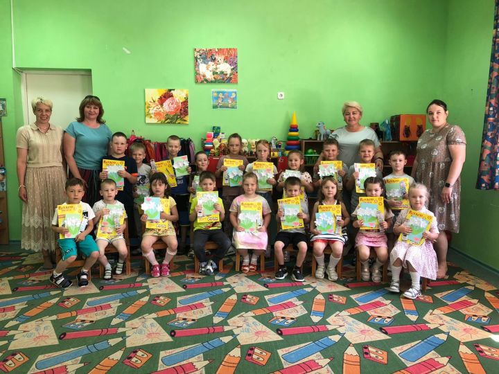В детском саду «Счастливый малыш» прошел конкурс рисунков «Моя семья»