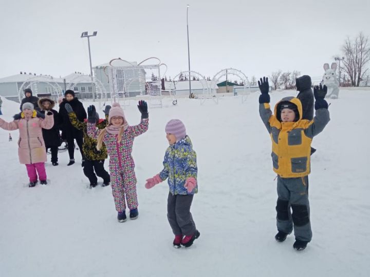 Лаишевские дети активно участвовали в новогодних забавах возле главной елки