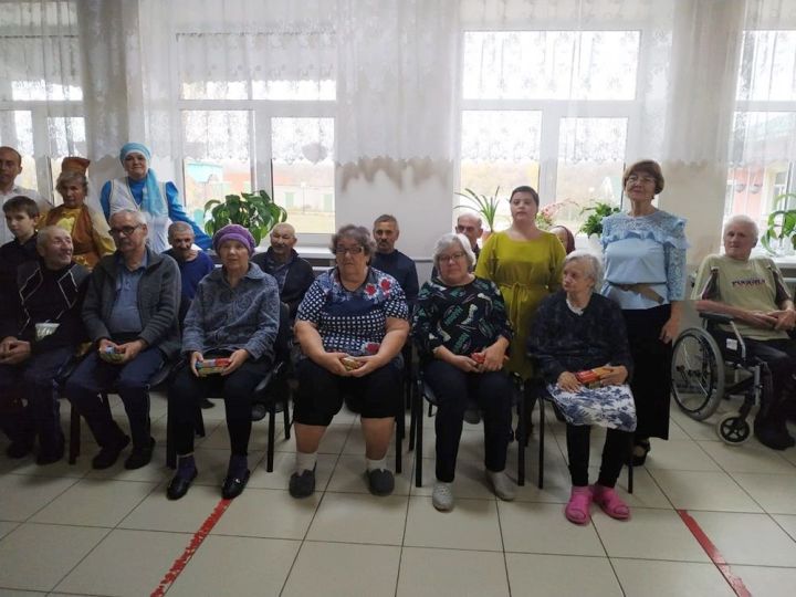Члены творческих объединений Лаишевского РДК посетили земляков в интернате престарелых Больших Полянок
