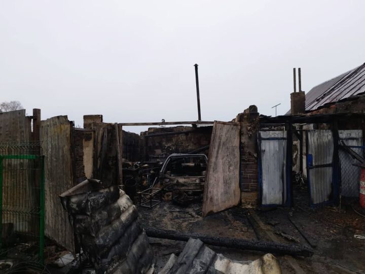 Сегодня  в Лаишево на улице  Дзержинского   произошел пожар в жилом доме