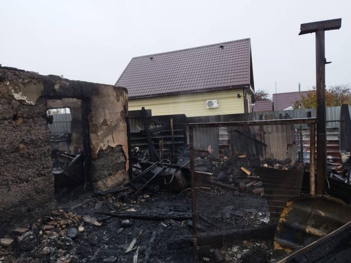 На улице Дзержинского продолжается восстановление жилого дома после пожара