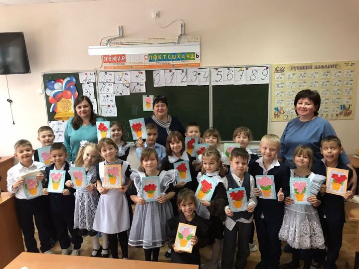 Лаишевских детей учили, как сделать открытку ко Дню матери