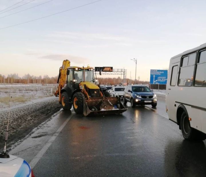 Усадыга керү алдыннан җәяүле трактор астына эләгә