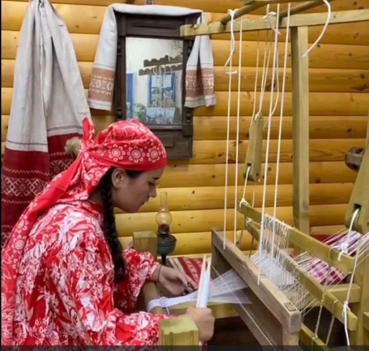 Видеоролик показывает, как ткали в былые времена татарские девушки