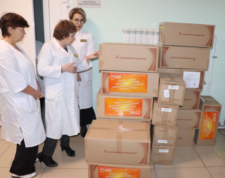 В преддверии нового года группа компаний КМИЗ подарила Лаишевской ЦРБ 32 коробки с медицинским инструментом