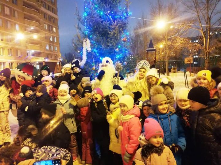 Всюду проходят сейчас новогодние утренники