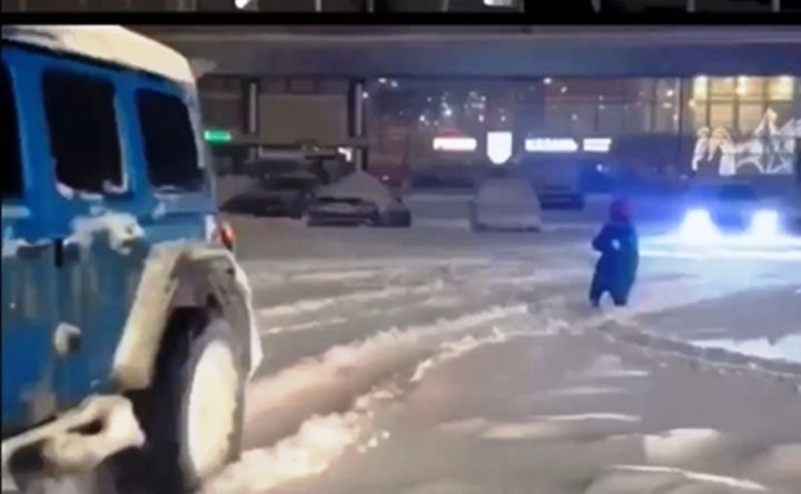 В Казани возбудили дело на блогера, который прокатил сына на сноуборде по дороге