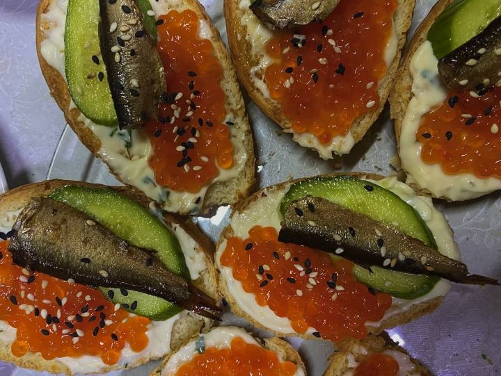 Бутерброды с красной икрой и шпротами