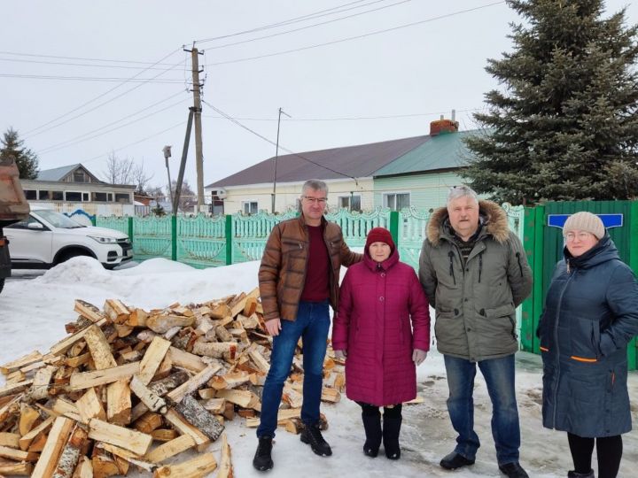 Доставили дрова в три семьи мобилизованных в Лаишевском районе