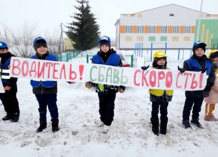 С днем рождения отрядов ЮИД поздравляют юидовцы Кирбинской школы