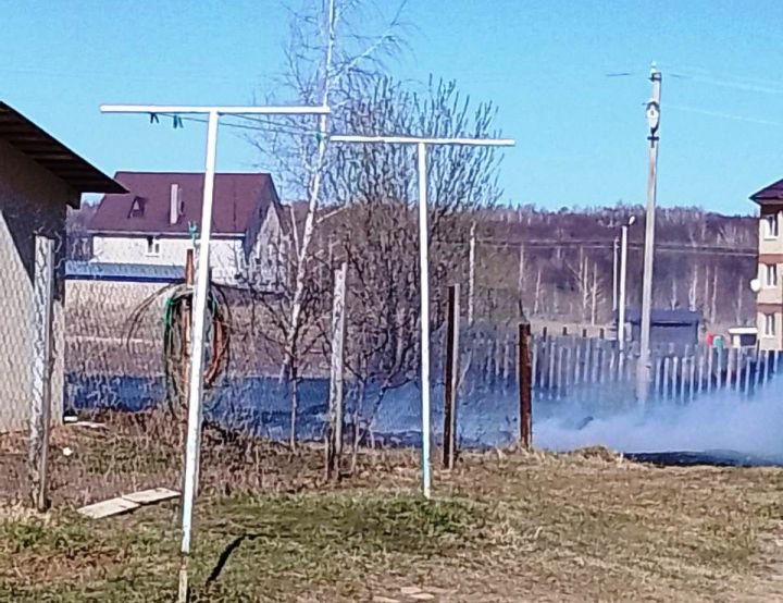 В Лаишево возле жилых домов загорелась сухая трава