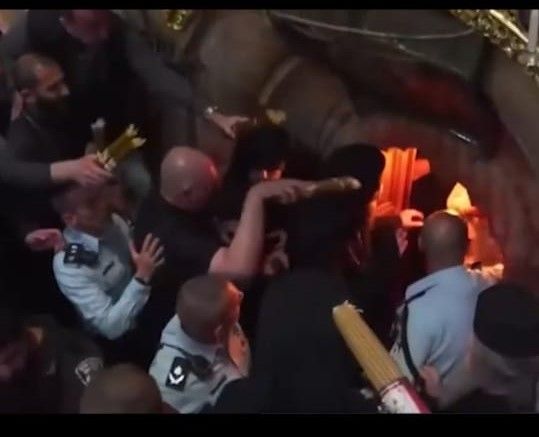 Благодатный огонь сошел в Иерусалиме в храме Гроба Господня