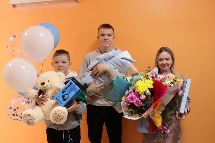 В семье Валеевых из Нармонки родился третий сын