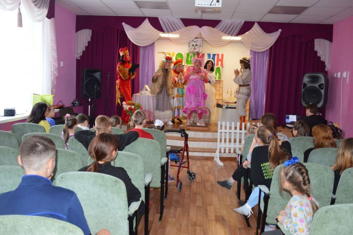 Артисты народного театра-студии «Мыльница» показали воспитанникам Лаишевского детского дома постановку «Кошкин дом»