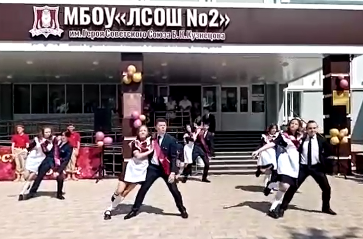 Лаишевские выпускники ЛСОШ №2 прощались со школой под звуки вальса