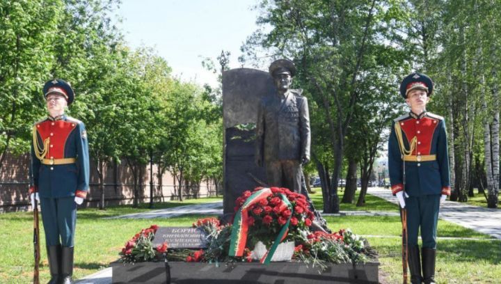 Рөстәм Миңнеханов Советлар Союзы Герое Борис Кузнецов һәйкәлен ачуда катнашты