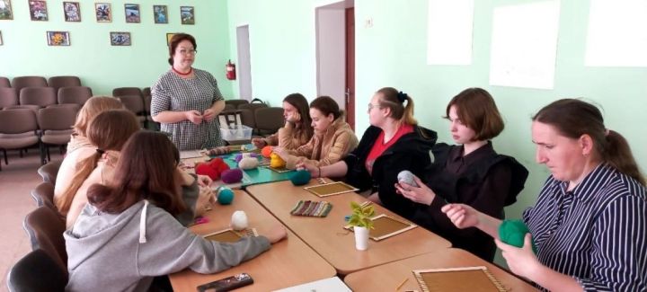 Ткацкому ремеслу обучали учеников Никольской школы  мастерицы из Алексеевского района