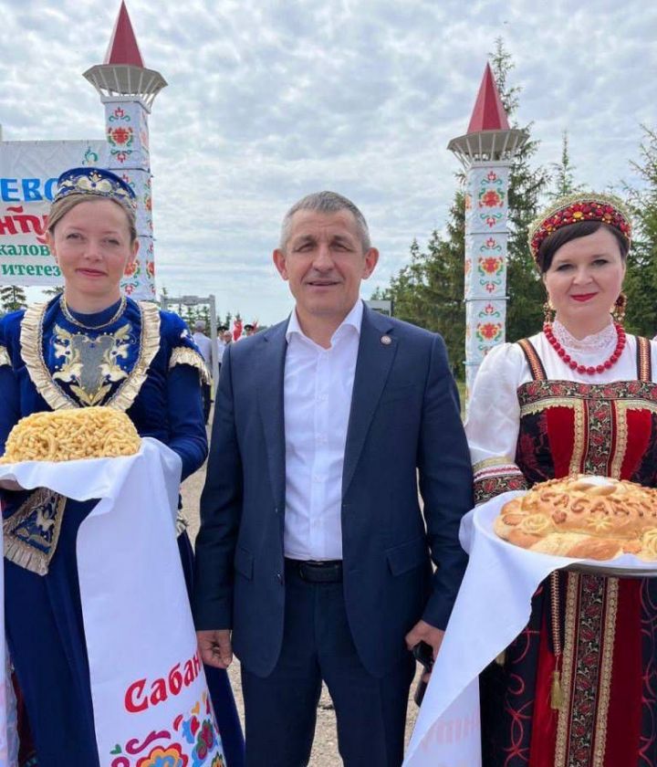 Глава Лаишевского района Ильдус Зарипов поздравляет жителей района с Сабантуем