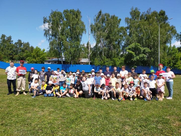Лаишевские гимназисты приняли участие в «веселых стартах» ко Дню России