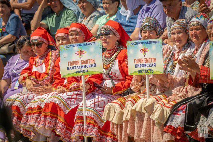 В Татарстане на удмуртском празднике «Гырон Быдтон» установили рекорд России по приготовлению каши с гусем