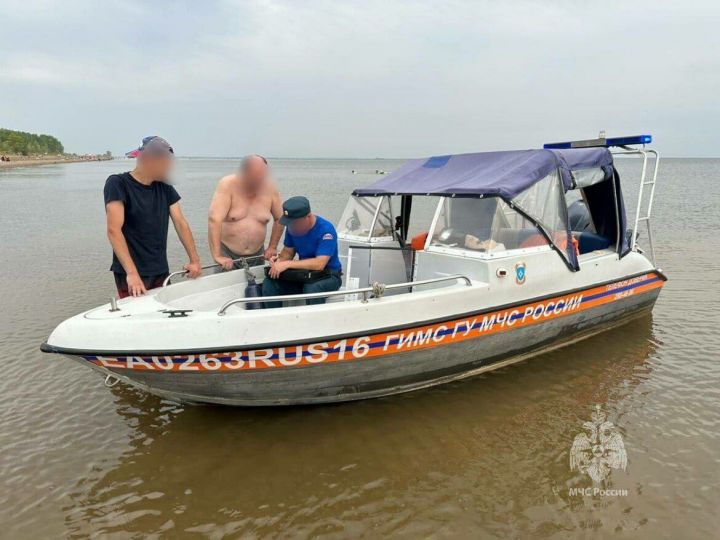 На Каме возле Именьково спасли дедушку с внучкой, которых унесло на надувном матрасе