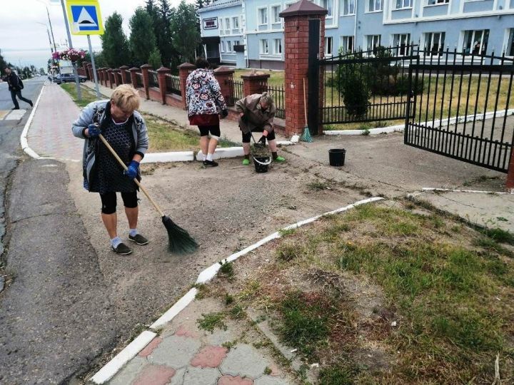 Мәгариф хезмәткәрләре оешмаларга якын территорияләрне җыештыралар