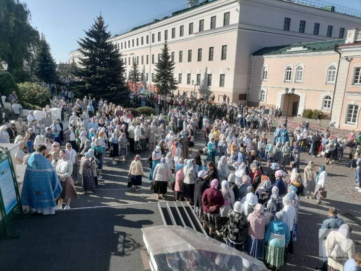 В Казани прошел масштабный крестный ход в честь обретения Казанского образа Богородицы