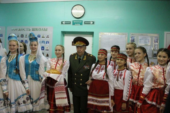 Учащиеся Лаишевского района почтили память генерала армии Махмута Гареева