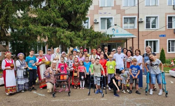 Лаишевские волонтеры с фольклорным ансамблем «Берегиня» побывали в Детском реабилитационном центре