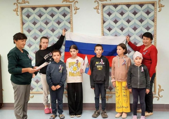 В Атабаево отметили День флага России