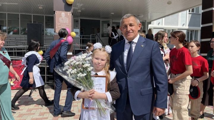 Глава Лаишевского района Ильдус Зарипов поздравляет школьников, студентов и педагогов с Днем знаний