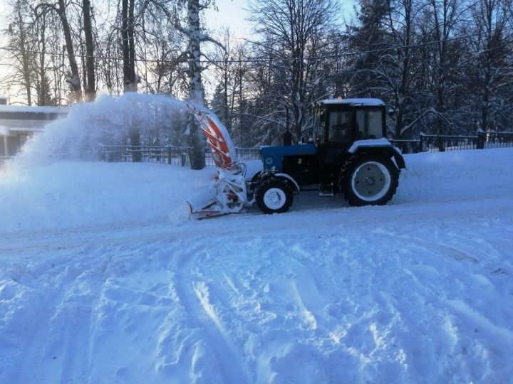 В Лаишеве работа снегоуборочной техники продолжается