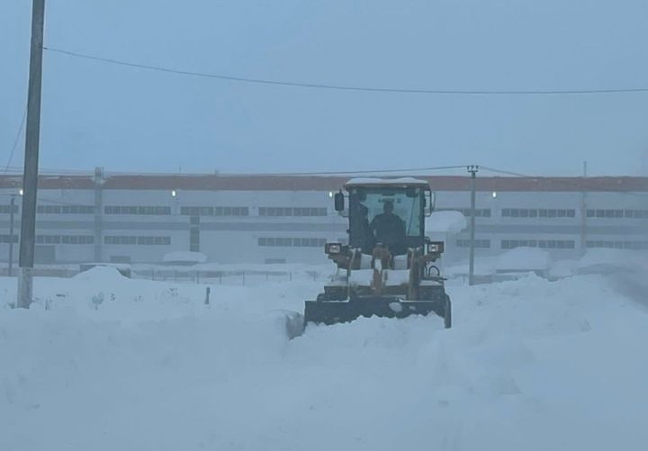 Борьба со снегом в Лаишевском районе продолжается