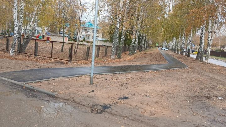 В поселке Габишево Лаишевского района достроили тротуар и оборудовали парковку