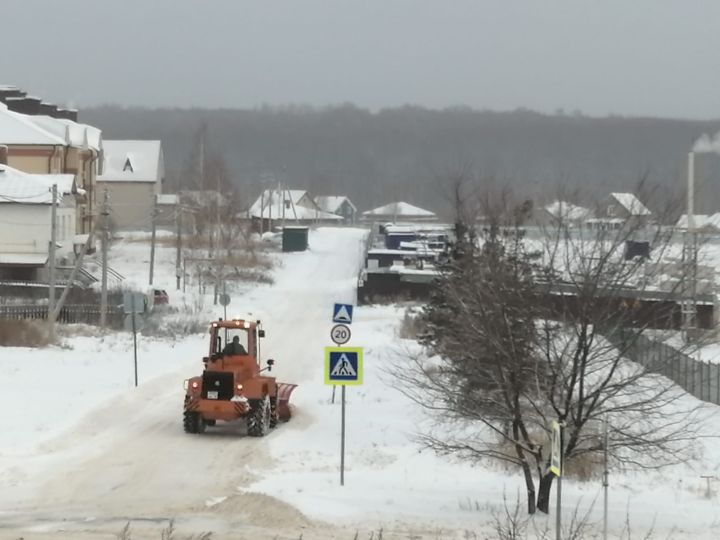 Лаишево очищают от снега