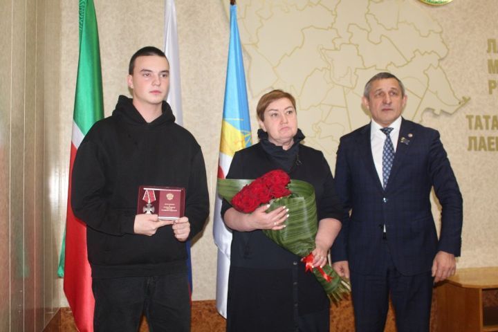 Һәлак булган солдатның туганнарына Батырлык ордены тапшырылды