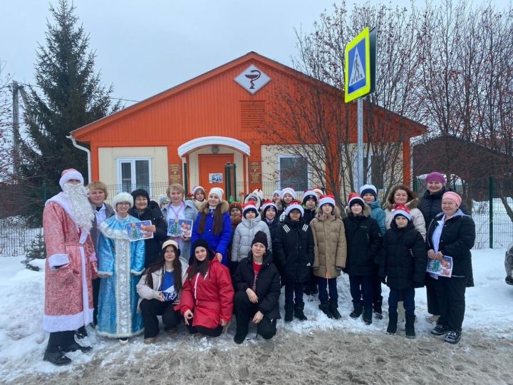 Дед Мороз и Снегурочка шагают по Лаишевскому району