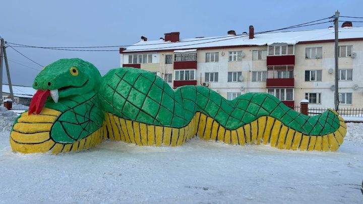 Змея стала украшением площади, где установлена городская елка